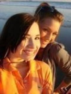 156130_134131866642779_100001378983248_169025_6027436_n - vacanta in america alaturi de Demi lovato
