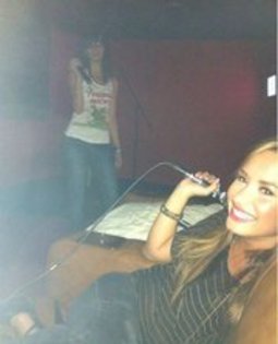 163708_177123382318318_100000619727704_454754_3639418_a - vacanta in america alaturi de Demi lovato