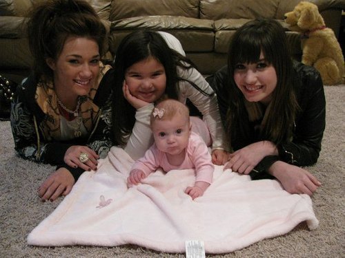 163760_178837285480261_100000619727704_467302_4633462_n - vacanta in america alaturi de Demi lovato