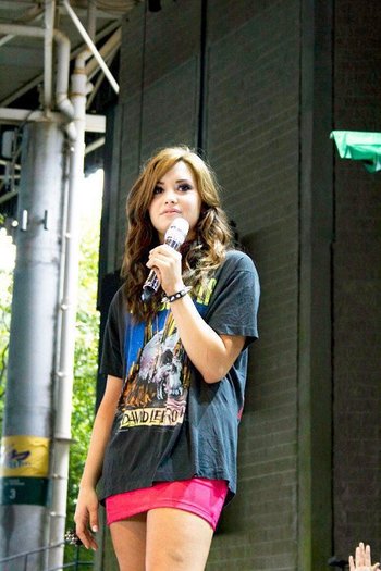 164742_180649735299016_100000619727704_477883_4632112_n - vacanta in america alaturi de Demi lovato