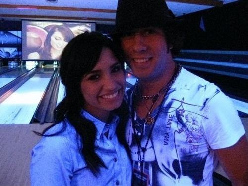 169021_188410381189618_100000619727704_521889_1997102_n - vacanta in america alaturi de Demi lovato