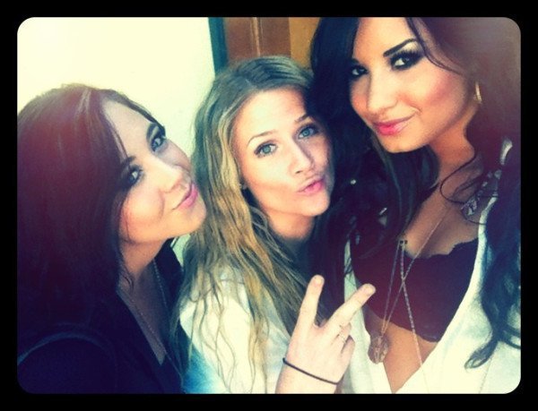 270882_223712360992753_100000619727704_750443_514179_n - vacanta in america alaturi de Demi lovato