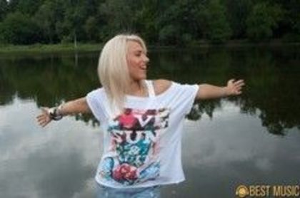 Amna---Tell-Me-Why--unul-dintre-hiturile-verii