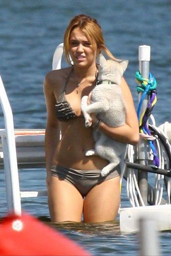 299465_158057437618354_100002422966071_272591_185411282_n - vacanta in america alaturi de Miley Cyrus