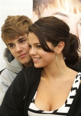  - 2011 2011 Backstage Selena Gomez At Justin Bieber Concert In Rio De Janeiro October 6