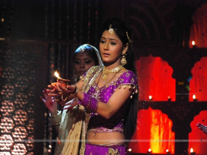 56388-sadhna-perfoming-on-a-song-in-tv-show-bidaai