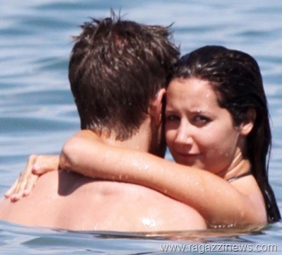 4  ashley tisdale e scott speer kiss_thumb