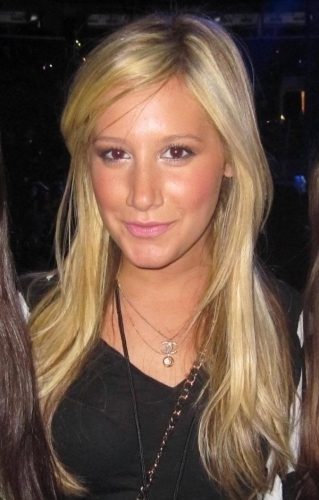 Ashley-Miley-s-Concert-in-LA-ashley-tisdale-8302498-319-500 - vacanta in america alaturi de ashley tisdale