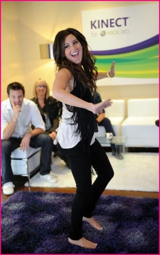 Ashley-Tisdale-Xbox-360-Launch-Party-Relish-05 - vacanta in america alaturi de ashley tisdale