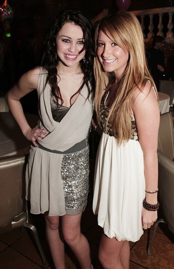 Disney Premiere Hannah Montana Miley Cyrus GMjyVGS6bWhl - vacanta in america alaturi de ashley tisdale