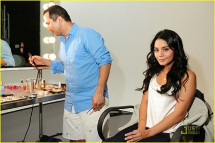 9  vanessa hudgens per neutrogena_thumb