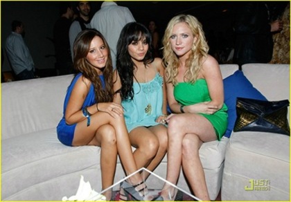 vanessa hudgens e ashley tisdale (4)_thumb