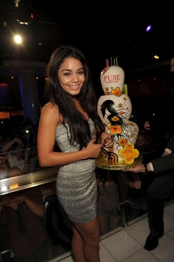 vanessa-hudgens-birthday-party-2010