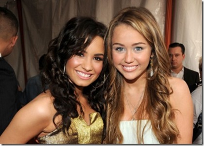 miley-cyrus-demi_thumb - alte poze din vacanta SUA