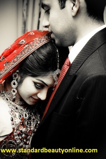 Bride_with_groom_color - Nunta Indiana-Ceremonii pregatiri inainte si dupa nunta