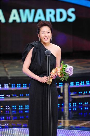 ko-hyun-jung-win-grand-prize-sbs-drama-awards - o Ko Hyun-jung o