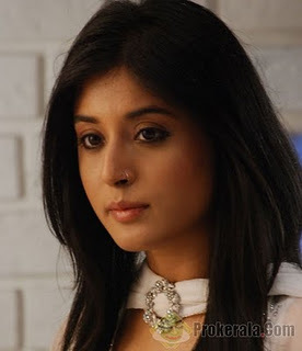 kritika-kamra-2106