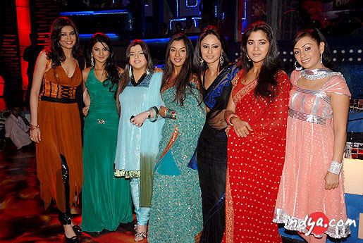 40093_136673743036473_129813000389214_158326_6633471_n - Jennifer Winget