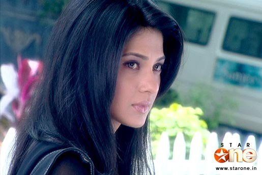 44595_142225152481332_129813000389214_178866_553115_n - Jennifer Winget