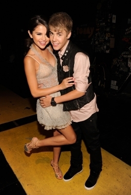 44707882_VFNVHGODT - justin bieber o inseala pe selena cu un model brazilian