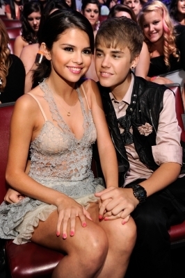 44707897_EPJKHGJJX - justin bieber o inseala pe selena cu un model brazilian