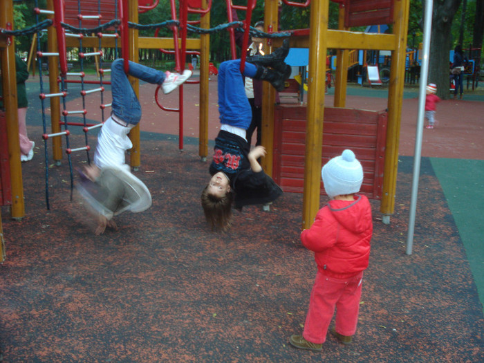 SUNTETI BINE,FETELOR?:))