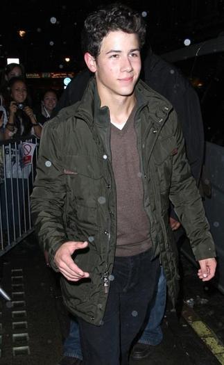 nick-jonas-samantha-barks-49