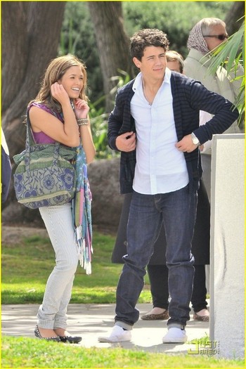 Nick-Jonas-Nicole-Anderson-Holding-Hand-on-Set-the-jonas-brothers-11669610-816-1222 - nick jonas