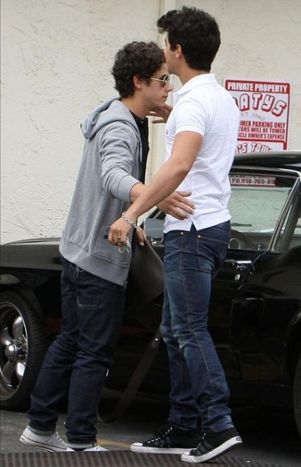 joick-hugging-patys-4-516x800 - nick jonas