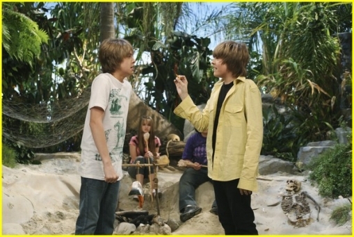 normal_009 - The Suite Life on Deck 2008-2010 - Season 2 - Episode 8 - Lost - at - Sea