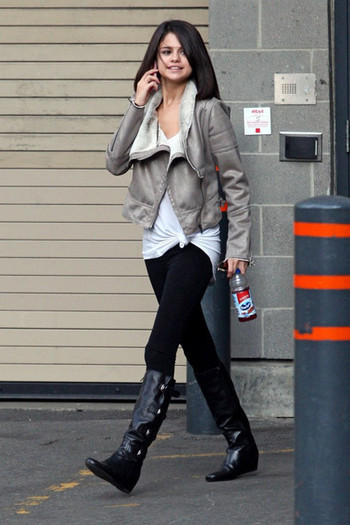 Selena-in-Vancouver-oct-15-selena-gomez-26097197-396-594 - Paparazzi