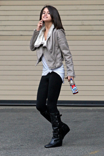 Selena-in-Vancouver-oct-15-selena-gomez-26097203-396-594