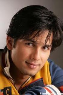 300030_142833769145333_100002561321468_204425_974051952_n - Shahid Kapoor