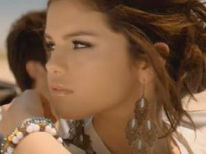 selena_gomez_a_year_without_rain_vimage_150910_400x300 - a year without rain by selena gomez