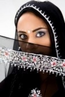 photo_3675961_beautiful-woman-with-black-head-scarf-isolated - poze bindi indian