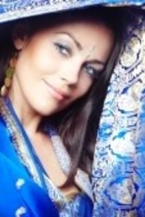 photo_9324329_elegant-smiling-lady-in-stylish-blue-wedding-sari-natural-colors-vertical-photo - poze bindi indian