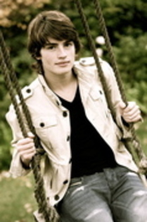 hei,iubita!mam intors din Anglia!mia fost dor de tine!(catre Britnay)