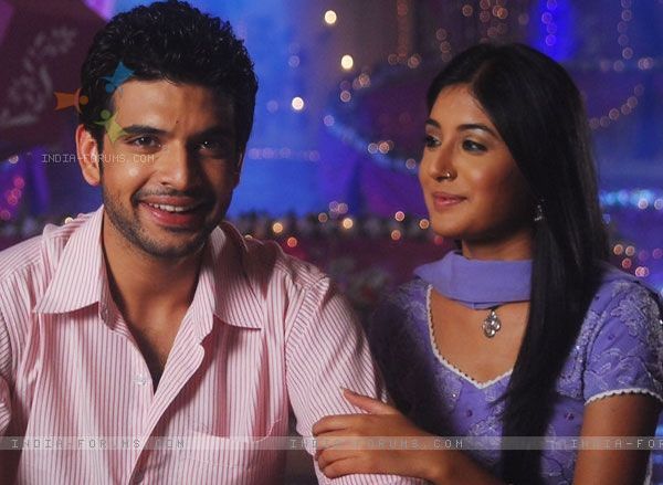 32375-arjun-and-arohi-looking-happy - kritika kamra