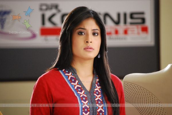 163557-kritika-kamra-as-dr-nidhi-verma - kritika kamra