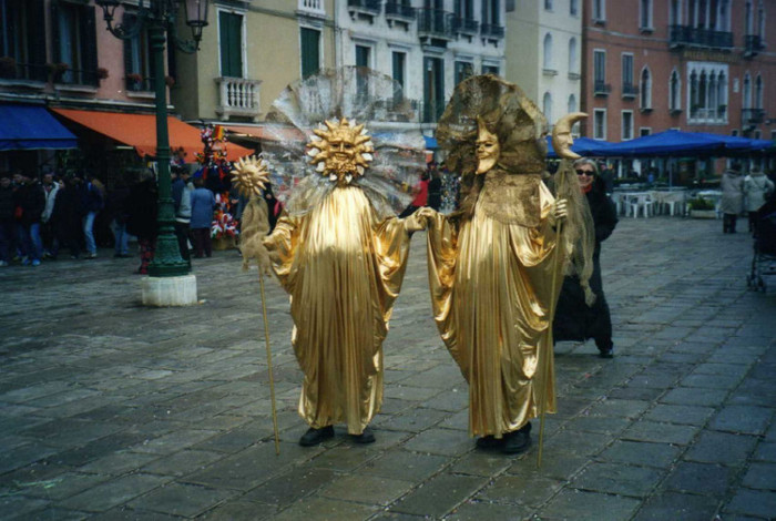 soarele si luna se tin de minà