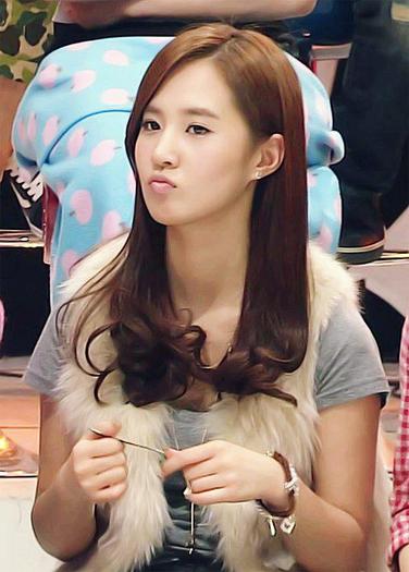 298930_250685418315885_243368335714260_792339_908681361_n - Yuri
