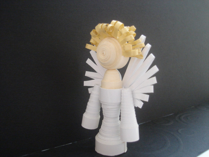 angel  pentru bradutul de Craciun - tehnica rularii hartiei -  quilling