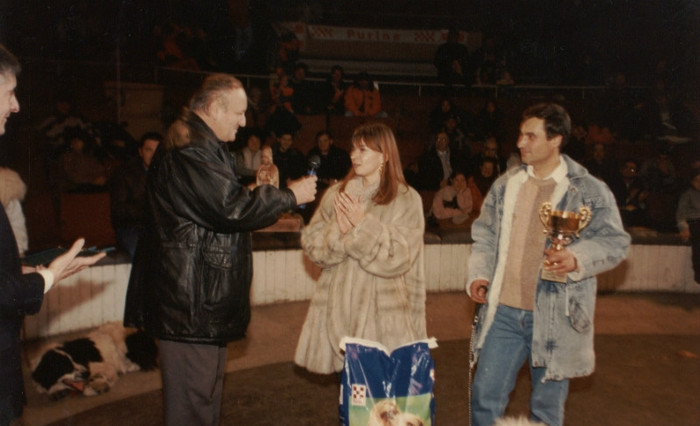 PhD.DVM I. Miclaus giving the title for BOB at mioritic breed - Dosarul foto medical