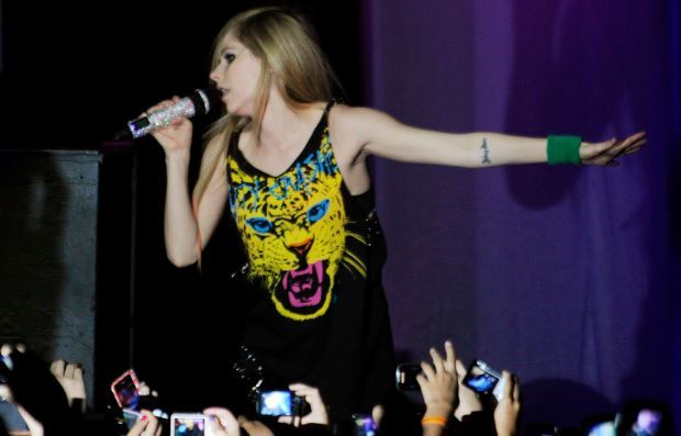 296341_222347507824680_134110266648405_589988_592217247_n - 0- avril lavigne la concert -0