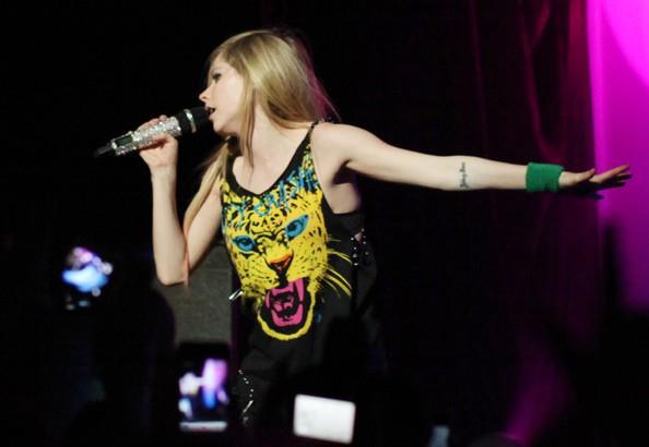 308066_222347657824665_134110266648405_589993_933600275_n - 0- avril lavigne la concert -0