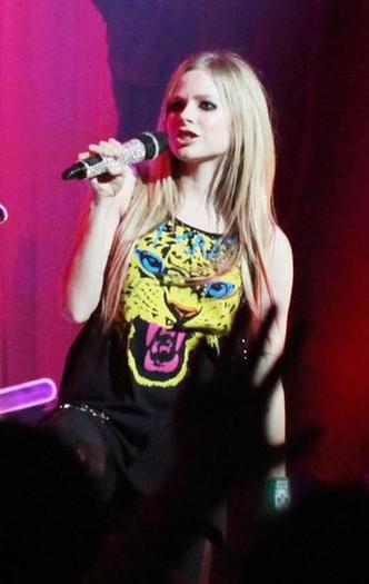 308369_222347434491354_134110266648405_589986_597096466_n - 0- avril lavigne la concert -0