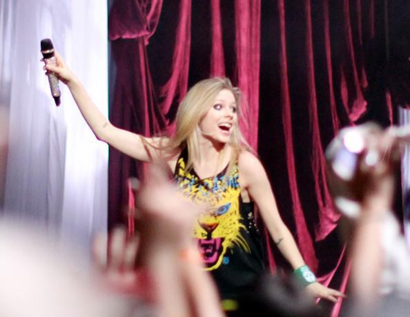 308687_222347481158016_134110266648405_589987_1791154429_n - 0- avril lavigne la concert -0