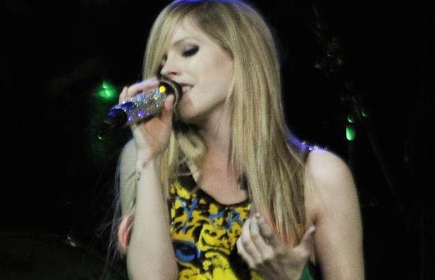 311481_222349194491178_134110266648405_590008_214077317_n - 0- avril lavigne la concert -0