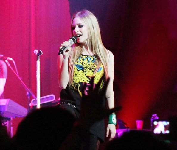 311796_222347611158003_134110266648405_589991_986864920_n - 0- avril lavigne la concert -0