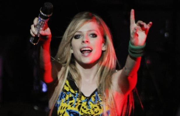 321132_222349261157838_134110266648405_590010_1182370383_n - 0- avril lavigne la concert -0